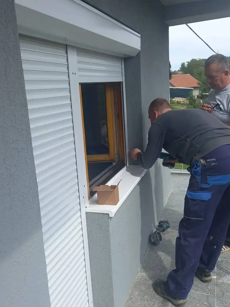 Monter SAAMI PLAST ugrađuje ALU roletnu na balkonska vrata