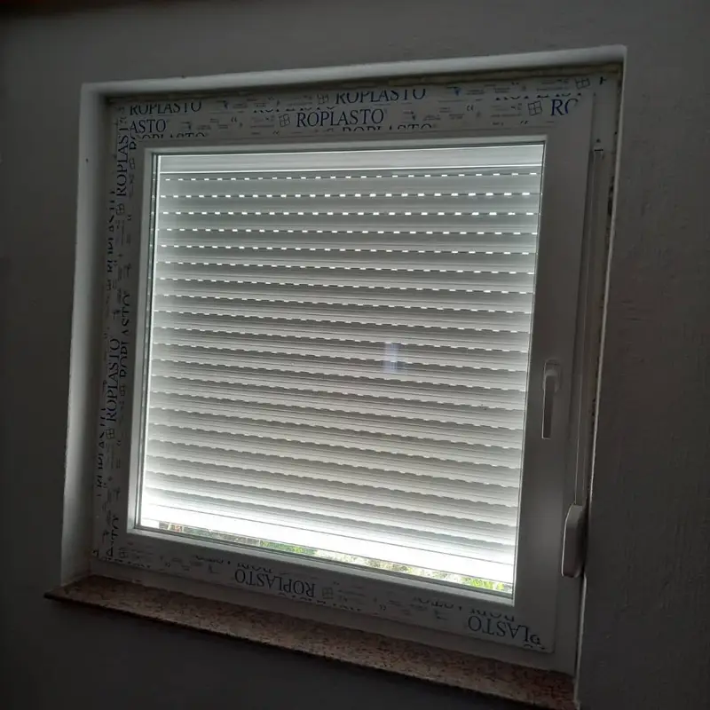 Spuštena ALU roletna na novom PVC prozoru, pogled iznutra